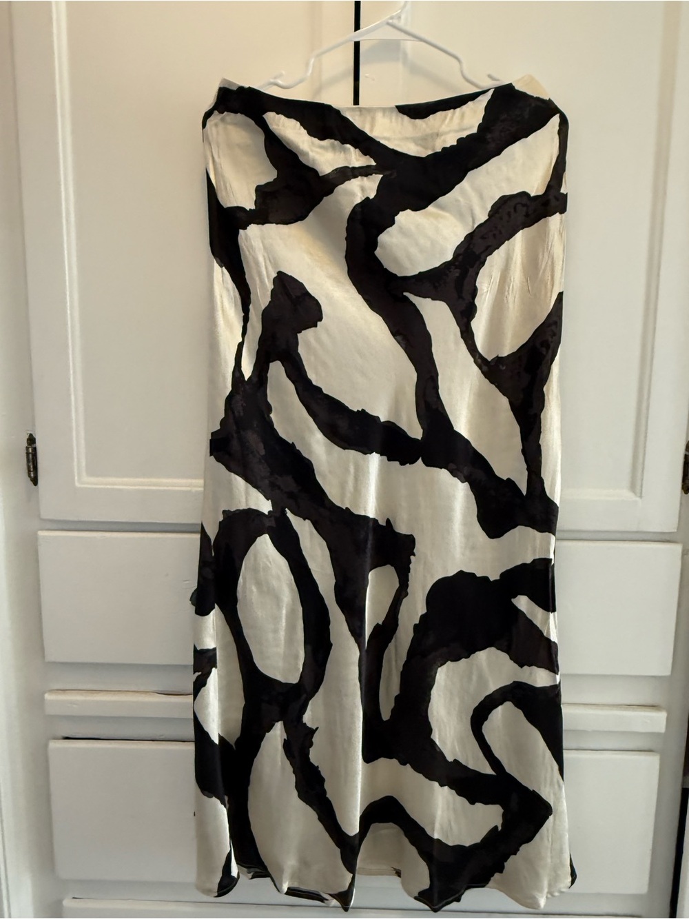H&M Black and Cream Satin Abstract
Maxi Skirt